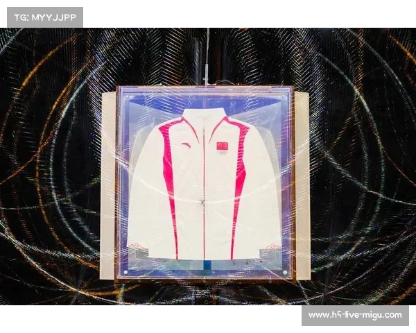 巴黎奥运足球场施工者佩戴印有中国建造字样安全帽引发外媒关注 巴黎奥运足球场施工者佩戴印有中国建造字样安全帽引发外媒关注